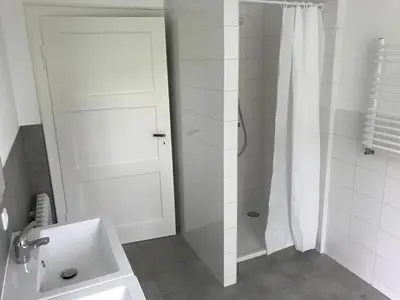 Ein Badezimmer in der Unterkunft das weisse Haus am Fluss
