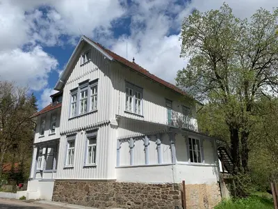 Das Gebäude in dem sich das Ferienhaus befindet