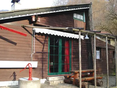 Das Gebäude in dem sich das Ferienhaus befindet