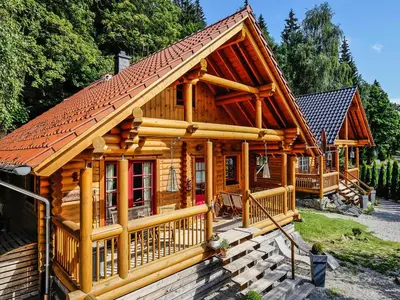 Das Gebäude in dem sich das Ferienhaus befindet