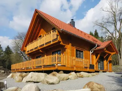 Das Gebäude in dem sich das Ferienhaus befindet