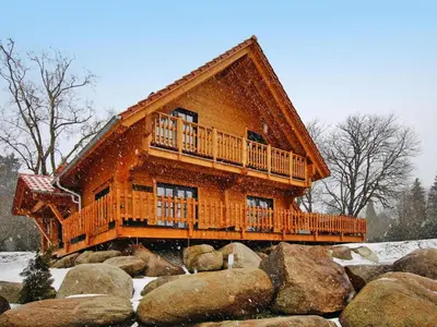 Das Gebäude in dem sich das Ferienhaus befindet