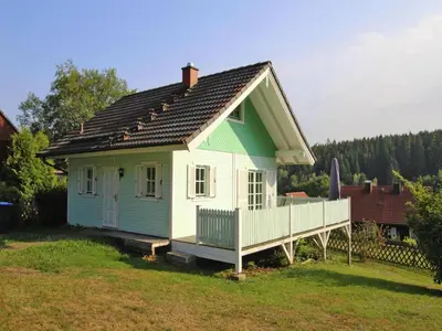 Das Gebäude in dem sich das Ferienhaus befindet