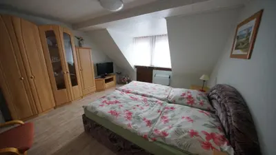 Ein Bett oder Betten in einem Zimmer der Unterkunft Ferienwohnung Zeus