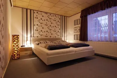 Ein Bett oder Betten in einem Zimmer der Unterkunft Ferienwohnung am Kurpark