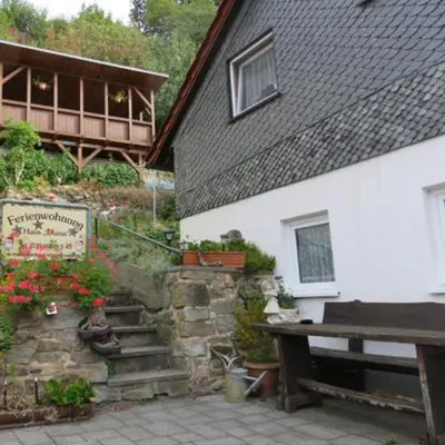 Ein Garten an der Unterkunft Ferienwohnungen mit Wellnessoase in Thale OT Altenbrak