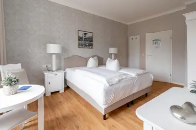 Ein Bett oder Betten in einem Zimmer der Unterkunft Hotel Am Sommerbad