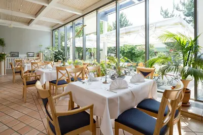 Ein Restaurant oder anderes Speiselokal in der Unterkunft Hotel Am Sommerbad