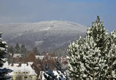 Ein allgemeiner Bergblick oder ein Berglick von der Ferienwohnung aus