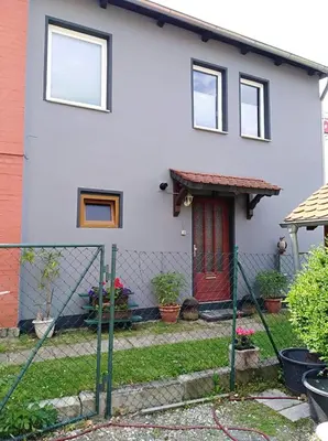 Das Gebäude in dem sich das Ferienhaus befindet