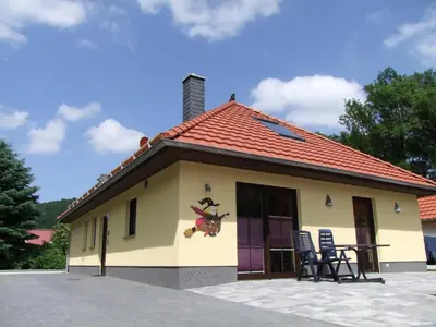 Das Gebäude in dem sich das Ferienhaus befindet