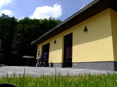 Das Gebäude in dem sich das Ferienhaus befindet