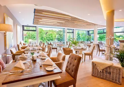 Ein Restaurant oder anderes Speiselokal in der Unterkunft Romantischer Winkel RoLigio & Wellness Resort