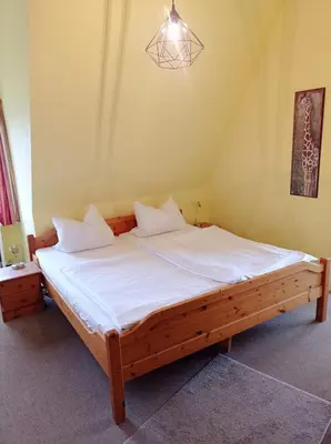 Ein Bett oder Betten in einem Zimmer der Unterkunft Pension Sonnenhof