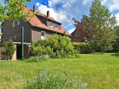 Ein Garten an der Unterkunft Entspannender Skiurlaub in Braunlage