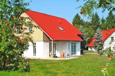 Das Gebäude in dem sich das Ferienhaus befindet