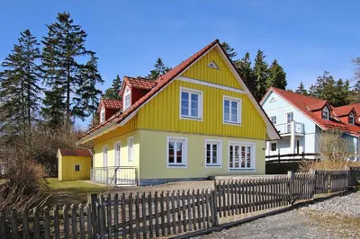 Das Gebäude in dem sich das Ferienhaus befindet