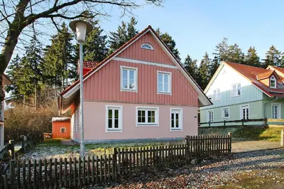 Das Gebäude in dem sich das Ferienhaus befindet