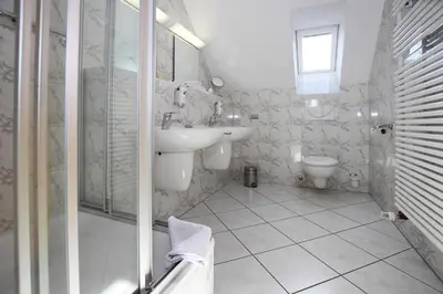 Ein Badezimmer in der Unterkunft Ferienhäuser im Tannenpark, Tanne