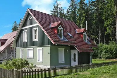 Das Gebäude in dem sich das Ferienhaus befindet