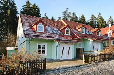 Das Gebäude in dem sich das Ferienhaus befindet