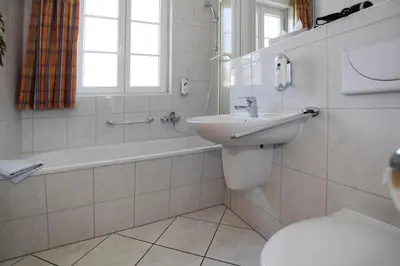 Ein Badezimmer in der Unterkunft Ferienhäuser im Tannenpark, Tanne