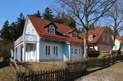 Das Gebäude in dem sich das Ferienhaus befindet