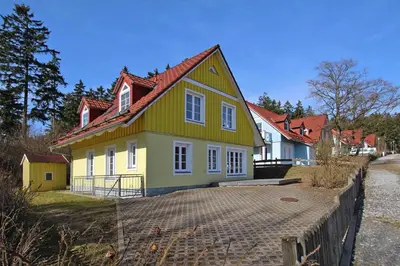Das Gebäude in dem sich das Ferienhaus befindet