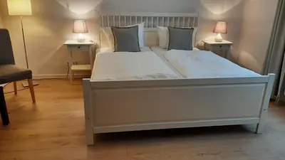 Ein Bett oder Betten in einem Zimmer der Unterkunft Ferienwohnungen Haus am Karpfenteich