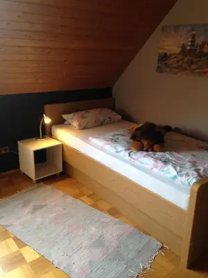 Ein Bett oder Betten in einem Zimmer der Unterkunft Ferienwohnung 'Lydia'