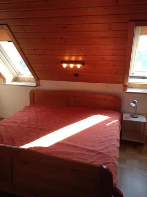 Ein Bett oder Betten in einem Zimmer der Unterkunft Ferienwohnung 'Lydia'