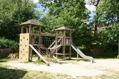 Ein Kinderspielbereich in der Unterkunft Ferienwohnung Nitzschke
