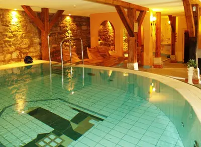 Der Swimmingpool an oder in der Nähe von Hotel & Spa Wasserschloss Westerburg
