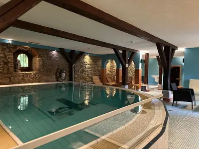 Der Swimmingpool an oder in der Nähe von Hotel & Spa Wasserschloss Westerburg