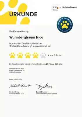 Ein Zertifikat, Auszeichnung, Logo oder anderes Dokument, das in der Unterkunft Wurmbergblick Nico in Braunlage 4 Sterne zertifiziert vom DTV inklusive Wäschepakete ausgestellt ist