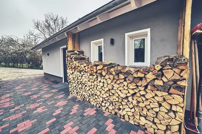 Das Gebäude in dem sich das Ferienhaus befindet