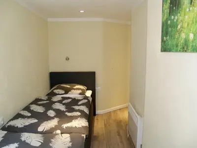 Ein Bett oder Betten in einem Zimmer der Unterkunft Forest-Fringed Comfort