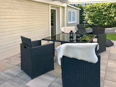 Ein Patio oder anderer Außenbereich in der Unterkunft Forest-Fringed Comfort