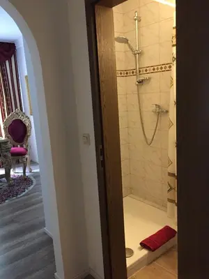 Ein Badezimmer in der Unterkunft Königreich Romkerhall
