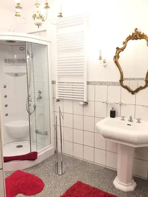 Ein Badezimmer in der Unterkunft Königreich Romkerhall