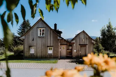 Das Gebäude in dem sich das Ferienhaus befindet