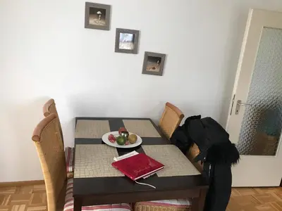 Ein Sitzbereich in der Unterkunft Ferienwohnungen Kolsdorf A