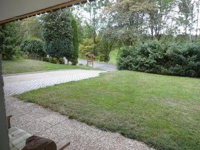 Ein Garten an der Unterkunft Ferienwohnung Kurparkblick