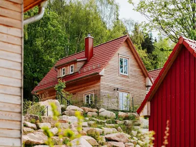 Das Gebäude in dem sich das Ferienhaus befindet