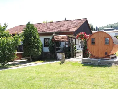 Das Gebäude in dem sich das Ferienhaus befindet