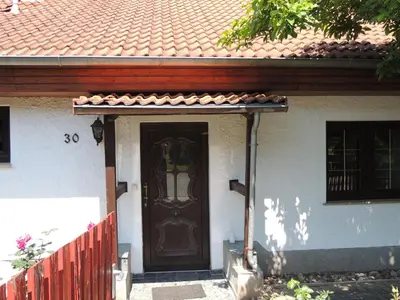 Das Gebäude in dem sich das Ferienhaus befindet