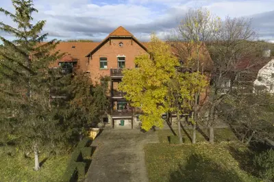 Das Gebäude in dem sich die Ferienwohnung befindet