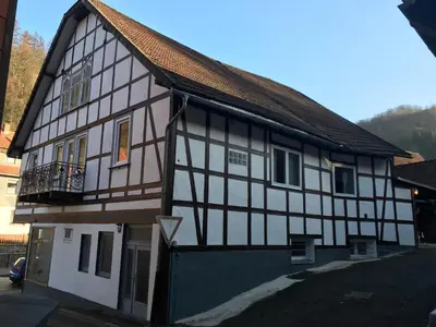 Das Gebäude in dem sich das Ferienhaus befindet