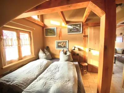 Ein Bett oder Betten in einem Zimmer der Unterkunft Gemütliche ökologische Ferienwohnung DG Innenstadt