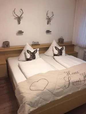 Ein Bett oder Betten in einem Zimmer der Unterkunft Ferienwohnung Fuchsbau